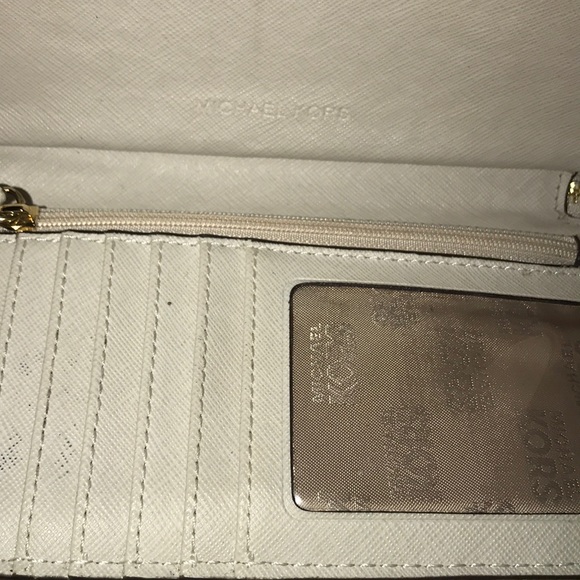 Real Micheal kors wallet - Picture 2 of 5